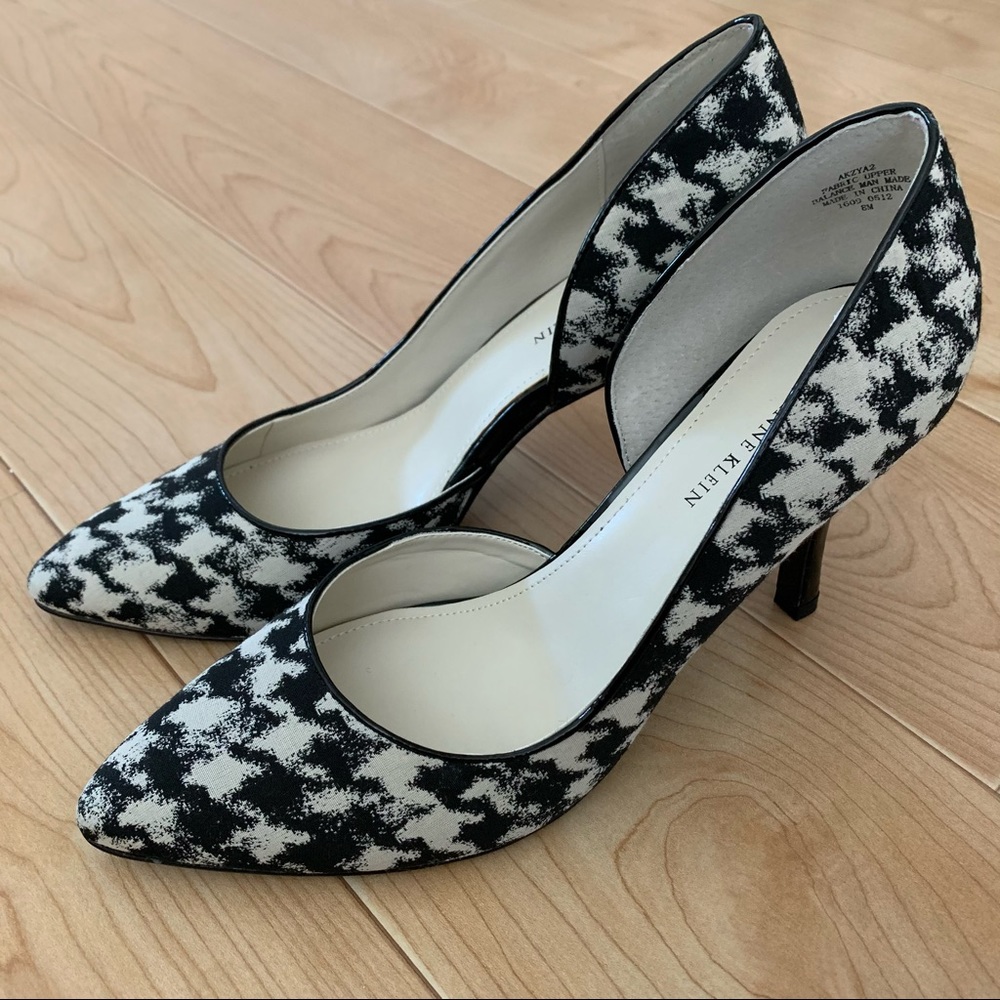Anne Klein Black and Cream Printed Pumps in EUC